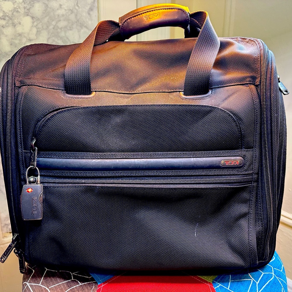 TUMI - Undeseat Rolling Bag Black / wheeled brief